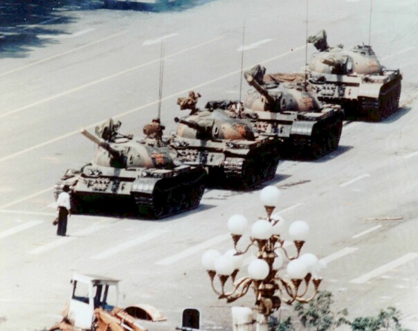 Beijing 4 juni 1989. Fra reformdemonstrasjonene blant studenter og arbeidere under Gorbatsjovs besøk i Kina i Juni 1989. En protesterende student stiller seg opp foran rekken av rullende kinesiske panservogner som er kommandert ut på 'Den himmelske freds plass' av Deng Xiaoping for å fjerne demonstrantene.. Denne episoden tiltrakk seg hele verdens oppmerksomhet, og den kinesiske regjering ble fordømt av hele verden. Mange hundre demonstranter ble drept.📸: Jeff Widener, AP