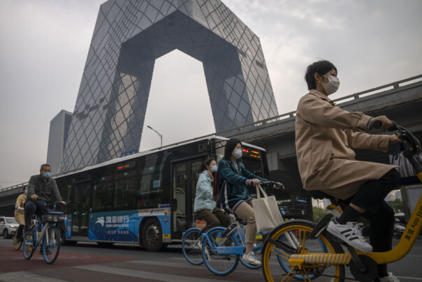 Her: En gate i det sentrale businessdistriktet i Beijing. 📸: AP Photo/Mark Schiefelbein