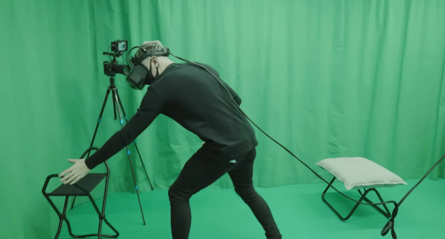 Thrillseeker får prøve det nyeste Varjo-brillene og klarer ikke lenger skille virkeligheten fra det virtuelle. 📸: Skjermdump fra YouTube.