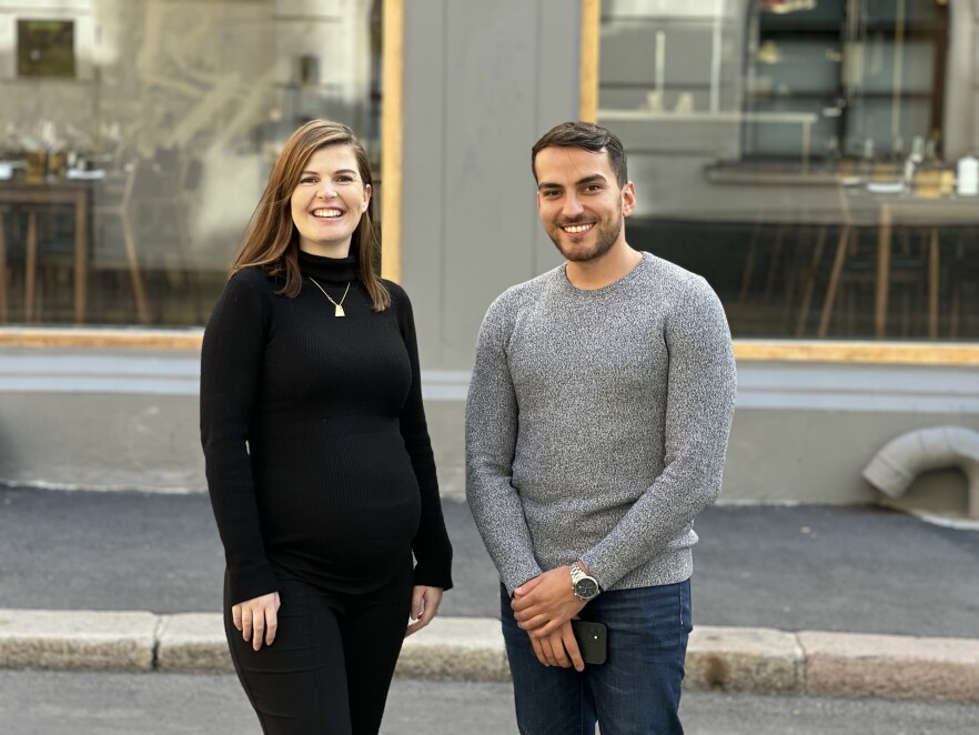 Furkan Ergin (24) og Eline Raanas (28) har fått jobb som henholdsvis backend- og frontendutvikler i Epinova.📸: Epinova