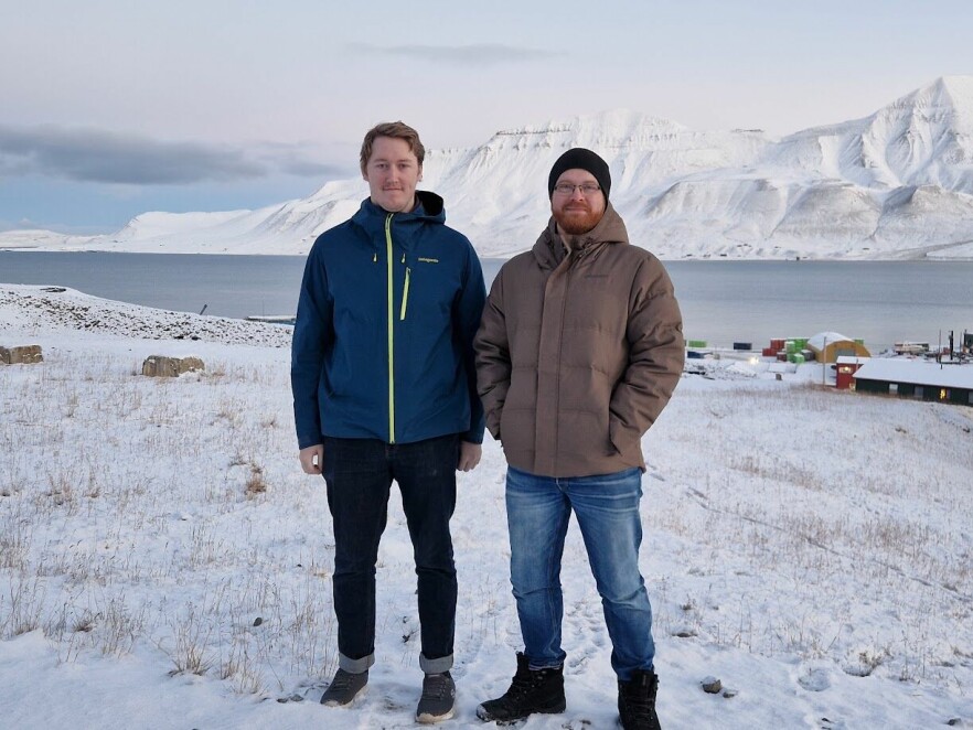 Jørgen Sneisen (t.v.) og Reidar Brenna er storfornøyd med å utvikle fra Svalbard. Her: Utsikt fra jobbparkeringen. 📸: Privat