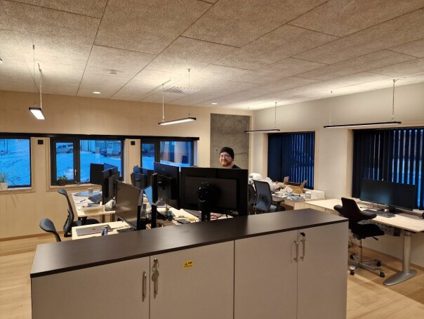 Reidar Brenna på kontoret. Som er ligger på innovasjonsavdelingen til Telenor Svalbard. 📸: Privat