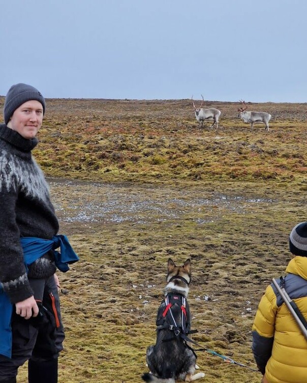 Dette bildet er fra en tur Jørgen Sneisen (t.v.) hadde sammen med daglig leder Eivind (t.h.) der de seilte, kodet i en trang seilbåt, og hadde lunsjpauser som dette. 📸: Privat