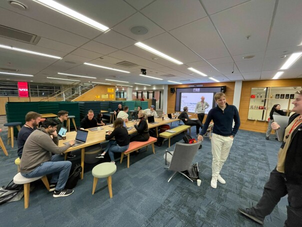 Lærling Edvard Høiby, i midten, på kontoret i Schibsted. 📸: Privat