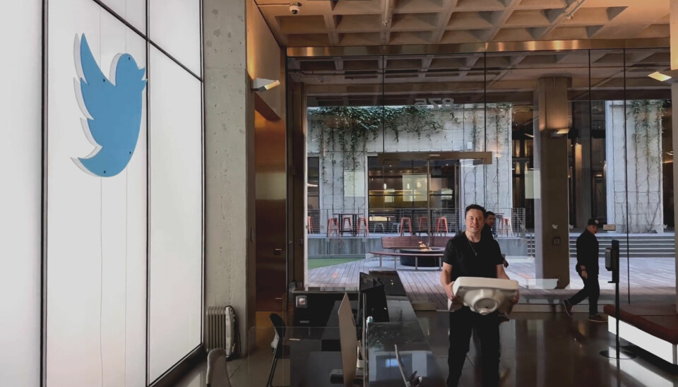 'Entering Twitter HQ – let that sink in!' tvitret Elon Musk tidligere i uka, med en vask i henda. 📸: @elonmusk