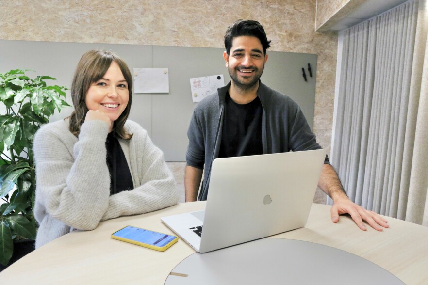 Produkteier Mirjam Snåre Jarbo og utvikler og 'AI lead' Jawad Saleemi forteller hvordan Ruter-appen deres nå kan vise deg hvor god plass det er på busser og trikker i Oslo. 📸: Privat