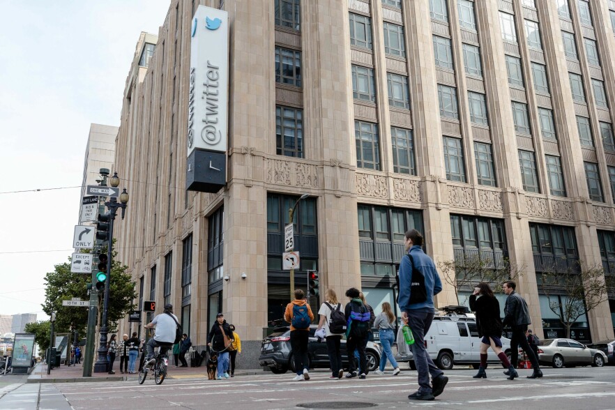 Washington Post skriver at beskjeden ble gitt i en intern epost til alle i selskapet torsdag kveld. Her: Hovedkontoret til Twitter i San Fransisco, USA. 📸: Constanza HEVIA / AFP
