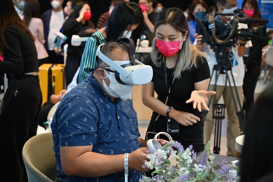 Meta planlegger å sparke flere tusen ansatte, ifølge The Wall Street Journal. Her fra Metas stand på Fintech Week 2022 i Hong Kong. 📸: Peter PARKS / AFP / NTB