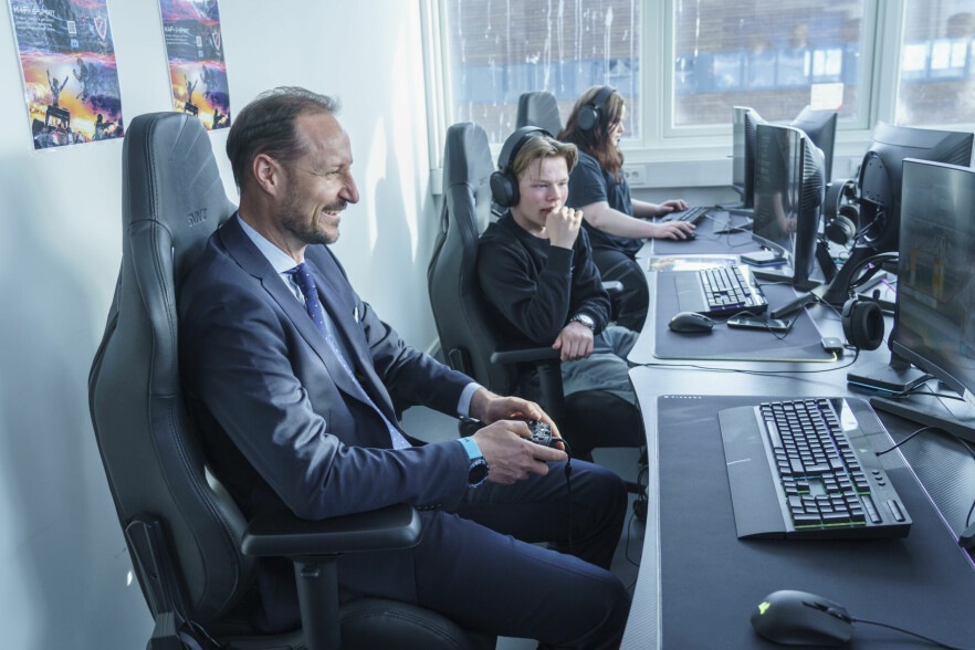 Bruk dataspill som læremidler i skolen – og lag flere spill som sprer europeiske verdier og mangfold, lyder oppfordringen fra EU-parlamentets kulturkomité. Her kronprins Haakon under et besøk til ungdomsklubben Basen i Kirkenes. 📸: Heiko Junge / NTB