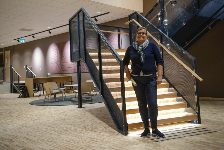 - Jeg opplever ikke at vi er en organisasjon som utøver tvang på noen måte, sier Caroline Horn, organisasjonsdirektør i SpareBank 1 Utvikling. Men de har regler for at hjemmekontor bør brukes bare halvparten av tida, og vi har tall på at dette ikke faller i god jord hos mange utviklere. 📸: Robert S. Eik