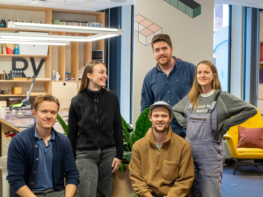 Philip Høili (rådgiver), Andrea Claussen (designer), Erik Borge (utvikler), Jonas Hildershavn (utvikler) og Julie Wennesland (designer) står bak Apply or Die-løsningen til Knowit Experience. Joffrey Lamirault (animasjon) og Ørjan Ommundsen (musikk) var ikke tilstede da bildet ble tatt. 📸: Roar Skotte / Knowit