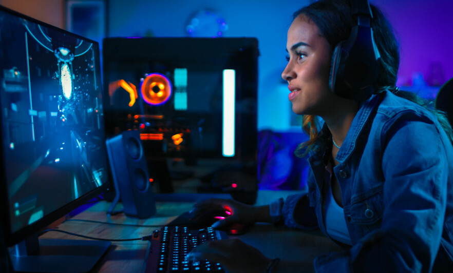 Mens ni av ti gutter i alderen 9–18 år spiller dataspill, gamer bare seks av ti jenter, viser en ny undersøkelse fra Medietilsynet. 📸: Shutterstock / NTB