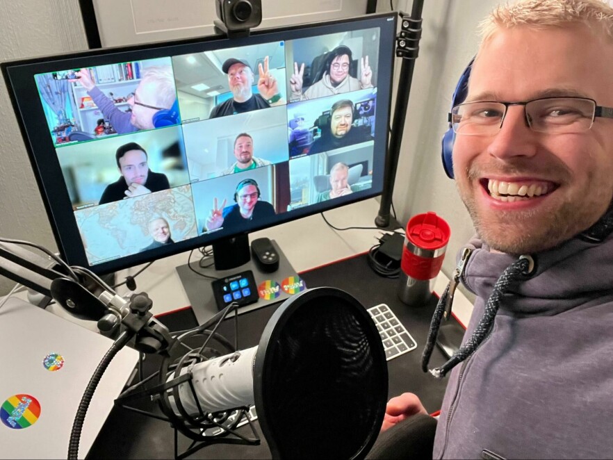 Hans Kristian Flaatten på hjemmekontor med de andre team-medlemmene i NAV på video i bakgrunnen - Jan-Kåre, Trong, Youssef, Tommy, Morten, Sindre, Vegar og Frode. 📸: Privat