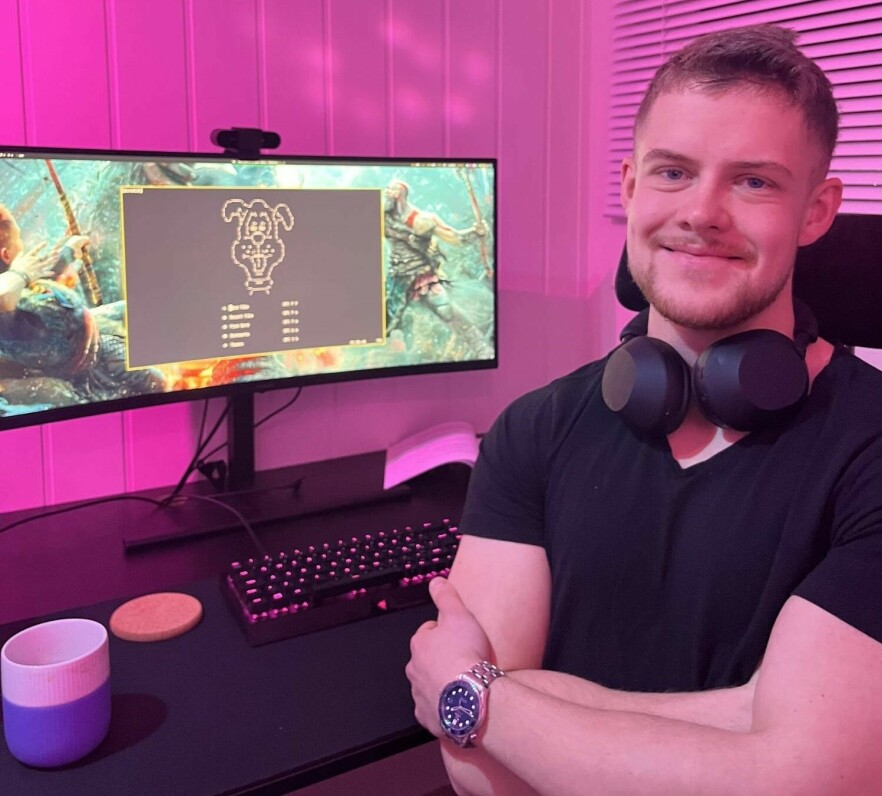 Utvikler Maximilian Øystå Lloyd foran Neovim og sin Neovim-plugin. Han er over snittet glad i Vim-editoren sin. 📸: Privat