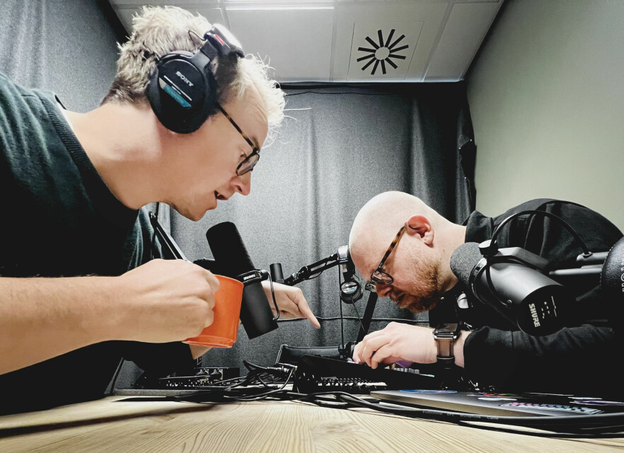 Ole Petter og Jørgen styrer teknikken med stålkontroll i kode24-timen. 📸: Jørgen Jacobsen