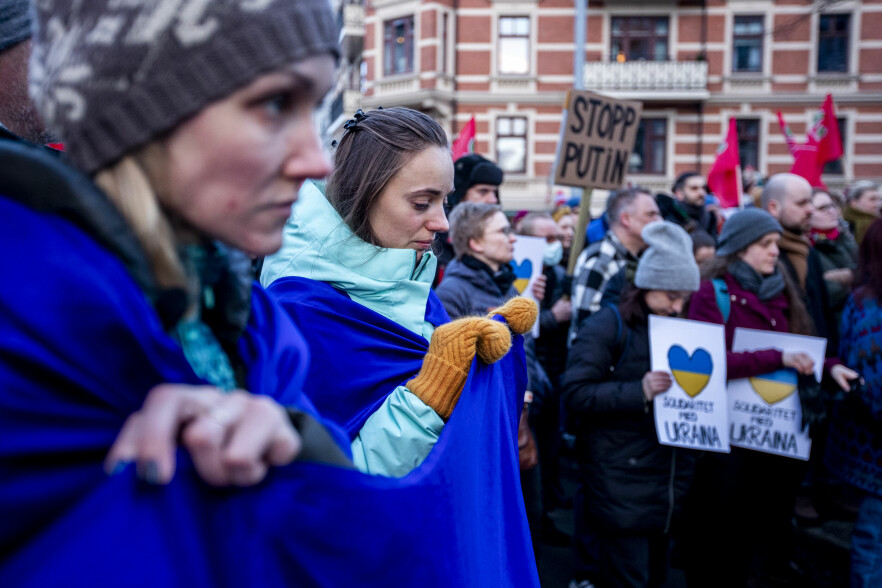 Markering mot Russlands invasjon av Ukraina foran den russiske ambassaden i Oslo. 📸: Javad Parsa / NTB