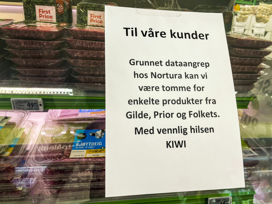 Plakat i Kiwi-butikk med informasjon om dataangrep fra Nortura. 📸: André Lorentsen / NTB