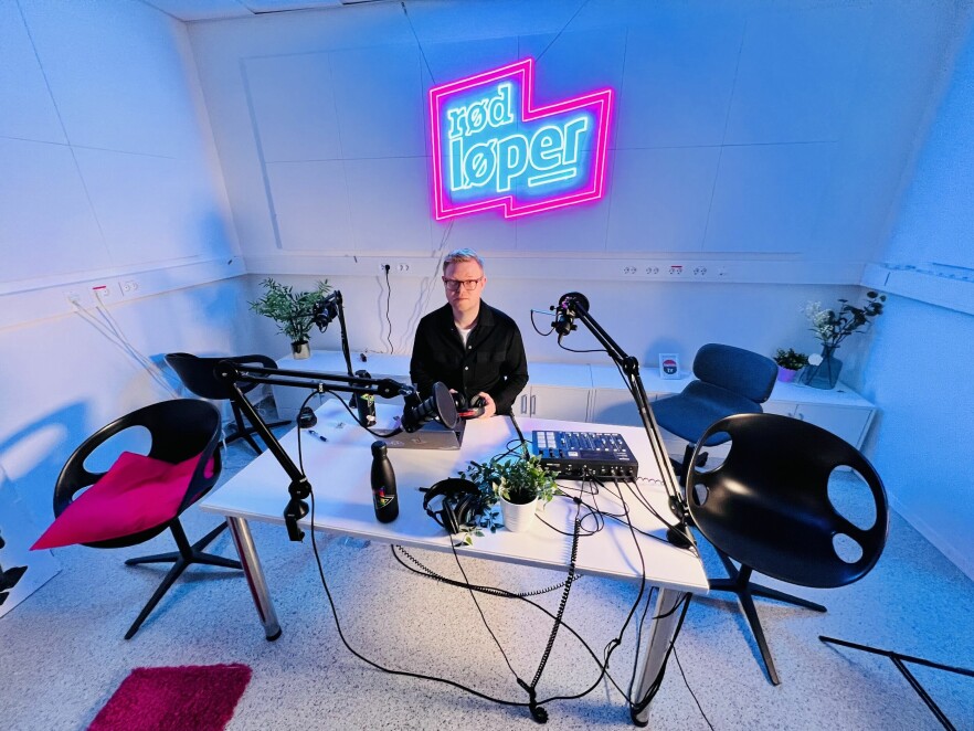 Jørgen Jacobsen i et forlatt Rød Løper-studio. Neida - Ole Petter er der, han også, og tar bildet. 📸: Ole Petter Baugerød Stokke