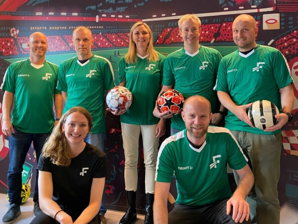Deler av FotMob-gjengen foran veggmaleriet på kontoret på Kokstad i Bergen; Christer Nordvik, Tommy Nordvik, Linda Nordvik, Roy Solber, Daniel Lundekvam, Jenny Strømmen og Ole Michelsen (fra PlayOnside) 📸: FotMob
