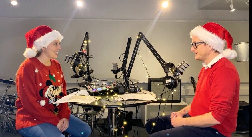 Programleder Maren Thormodsæter Lyngroth og Morten Goodwin i podkasten Game Over har laget en julekalender-serie om kunstig intelligens. 📸: UIA