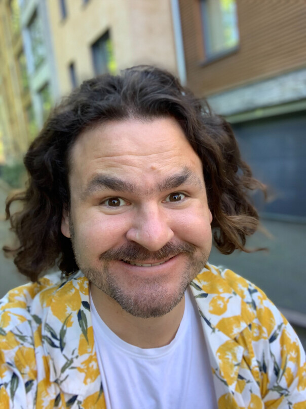 Kirill Miazine kaller seg blant annet 'programmerende IT-advokat' eller 'senior fullstack-avtaleutvikler' i Advokatfirmaet Føyen. 📸: Privat