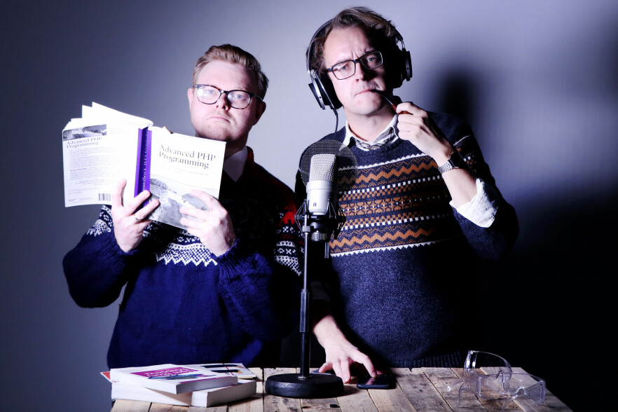 Jørgen og Ole Petter leser eventyr i ukas kode24-timen. Men det er skrevet av ChatGPT, så det er faktisk vanvittig bra. 📸: Ole Petter Baugerød Stokke