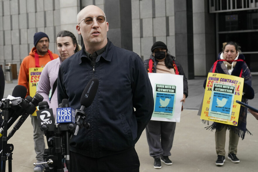 Tidligere Twitter-ansatt Dmitry Borodaenko på en pressekonferanse denne uka utenfor rettssalen i San Francisco. Han er én av dem som nå saksøker Elon Musk. 📸: AP / NTB