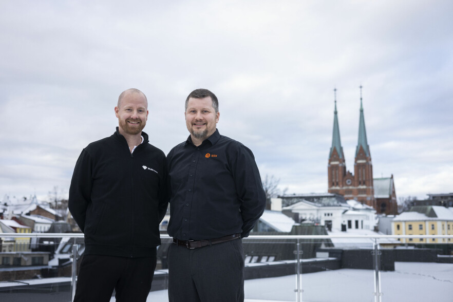 Begge selskap består med hvert sitt fokus, forteller Ole Morten Amundsen, daglig leder i Rubynor (t.v.). Her står han sammen med Benjamin Selmer, daglig leder i Aplia. 📸: Danny Twang/pressebilde