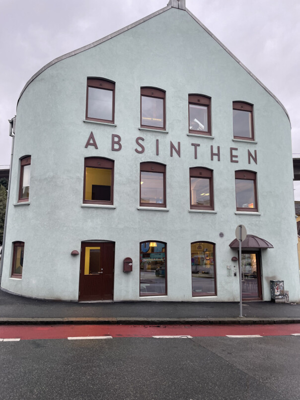 Heime holder til i kontorbygget Absinthen, som ligger i Stavanger. Navnet kommer fra at byggeier syntes fargen på bygget minnet om drikken absinth.📸: Mattis Vaaland