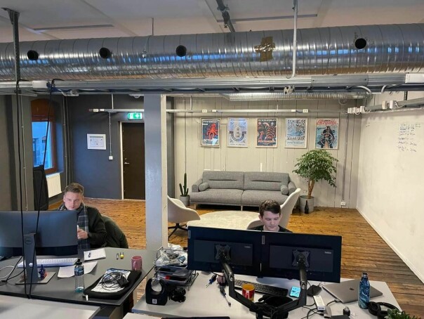 Her sitter Kristian Aksland (t.h) og gjengen i Heime og jobber. 📸: Heime