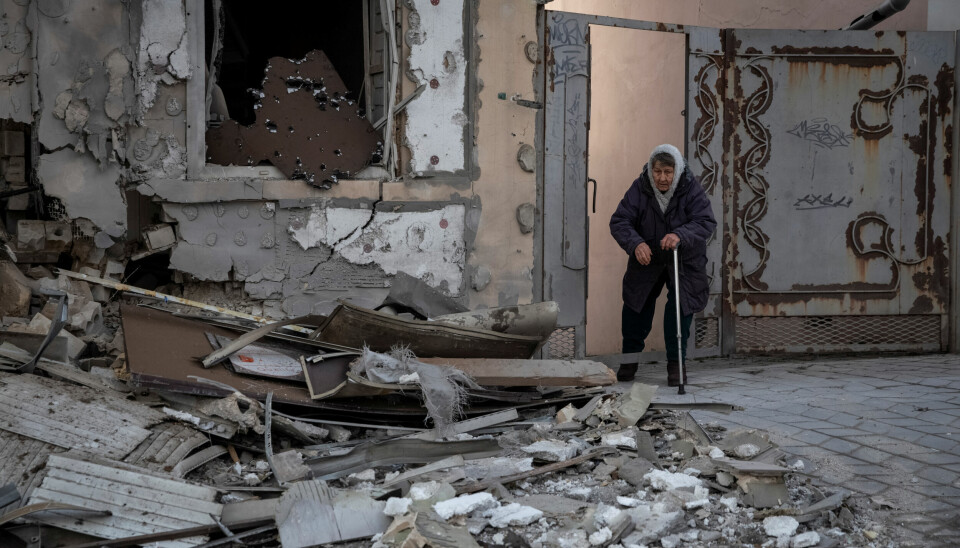 82 år gamle Klavdia står nær huset sitt som ble ødelagt av et russisk artilleriangrep i Kherson i Ukraina.📸: Reuters/Oleksandr Ratushniak