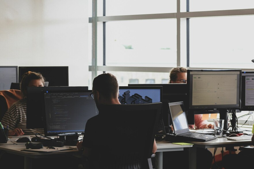 'Jada, jada - det er helt sikkert lurt å møtes av og til om man skal jobbe sammen. Men trenger vi å tvinges til det?', skriver nominasjonskomiteen. 📸: Sigmund/Unsplash
