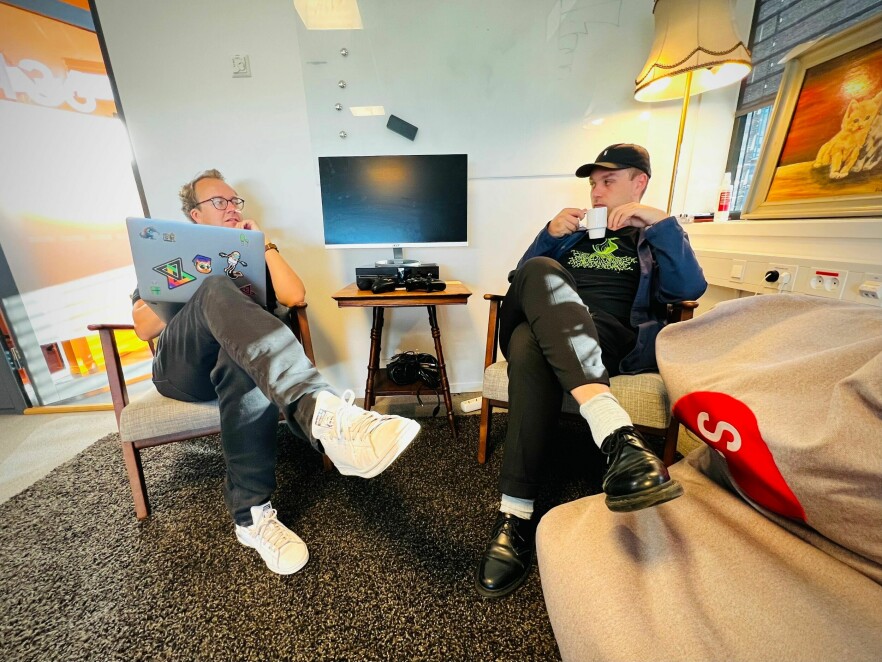 For oss som har havnet litt for dypt inne i hula det siste året, tror jeg at kontoret er et perfekt sted til å trene opp igjen den sosiale muskelen, skriver Mattis. Her sitter han på kode24-kontoret sammen med kode24-redaktør Ole Petter Baugerød Stokke (t.v.) 📸: kode24