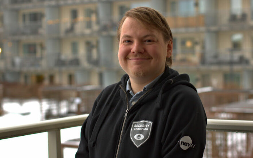 Vårt første forsøk på Security Champions i NAV feilet, som vi skrev om i starten av året. Etter det har vi lært enda mer, og innsett igjen og igjen at det ikke finnes noen fasit på hvordan bygge god sikkerhetskultur, forteller Julian Ravn Thrap-Meyer. 📸: Benedicte Emilie Brækken