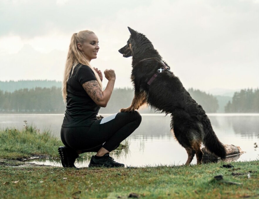 Jeanette 'JNET' Landøy Aune er godt over snittet glad i hunder, utvikler i Oslo kommune og årets vinner av kode24s julekalender. 📸: Privat