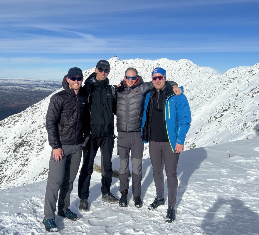 Her er Cody Burkard og Håkon Sørum sammen med 03 Cyber-gründerne Karim El-Melhaoui og Olav Østbye. Fra venstre til høyre: Cody, Karim, Håkon og Olav. 📸: 03 Cyber