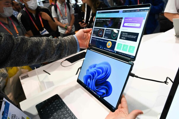 Yoga Book 9i laptop knipset på Microsoft sin stand på CES i Las Vegas, Nevada. 📸: NTB