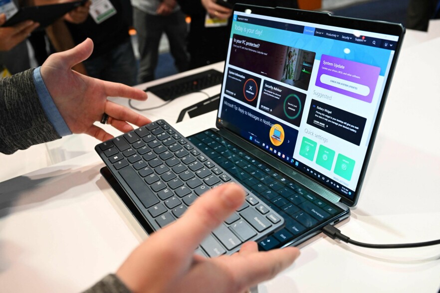 Lenovo sin nye laptop Yoga Book 9i har to skjermer, og ingen fysiske knapper. 📸: NTB