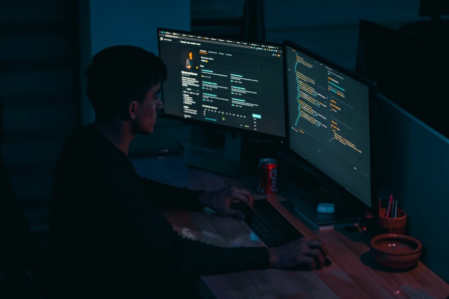 Hvor trygg er egentlig den utvidelsen du nettopp installerte i VS Code? 📸: Mohammad Rahmani / Unsplash