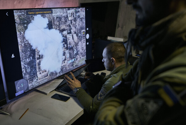 Ukrainske soldater følger med på video fra en drone, i et kommandosenter under jorda nær Bakhmut, Donetsk i Ukraina. 📸: AP / Libkos / NTB