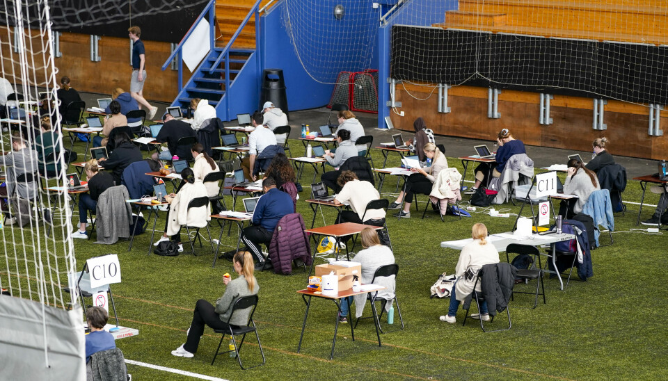 Oslo 20200526. Vallhall Arena i Oslo er en av flere steder som blir benyttet som eksamenslokale for mange av de om lag 19000 eksamene som skal gjennomføres av 8000 privatister våren 2020. Strenge koronaregler medfører nye rutiner som bl.a. større avstand og desinfeksjonsmidler.Foto: Lise Åserud / NTB