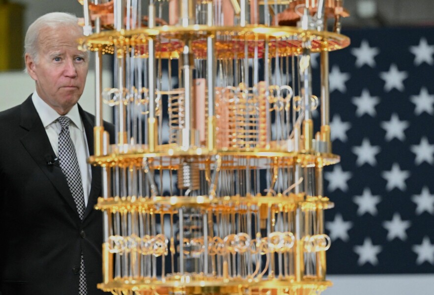 - Ett av selskapene som har satset på kvantedatamaskiner er IBM, forteller Sondre Rønnjom, kryptoekspert i NSM. Her USAs president Joe Biden kikker på en kvantedatamaskin som står hos IBM i New York. 📸: Mandel Ngan / AFP