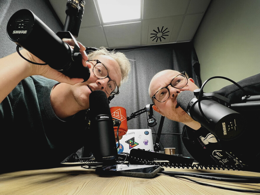 Ole Petter med dobbel mikrofon og Jørgen med et undrende blikk - nok en uke i kode24-timen. 📸: Ole Petter Baugerød Stokke