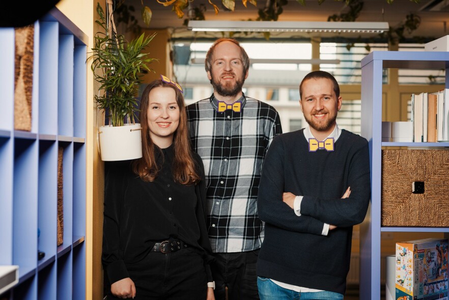 Karoline Skumsrud Andersen, Andreas Normann og Olav Hartwedt Larsen er ansatt hos Beining & Bogen. 📸: Oda Hveem / visuello.no