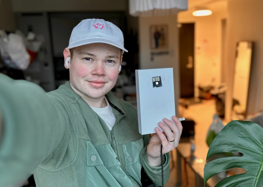 Filip Johansen kodet sin egen live-skjerm for å sjekke om han rakk neste buss i snøføyka. 📸: Filip Johansen