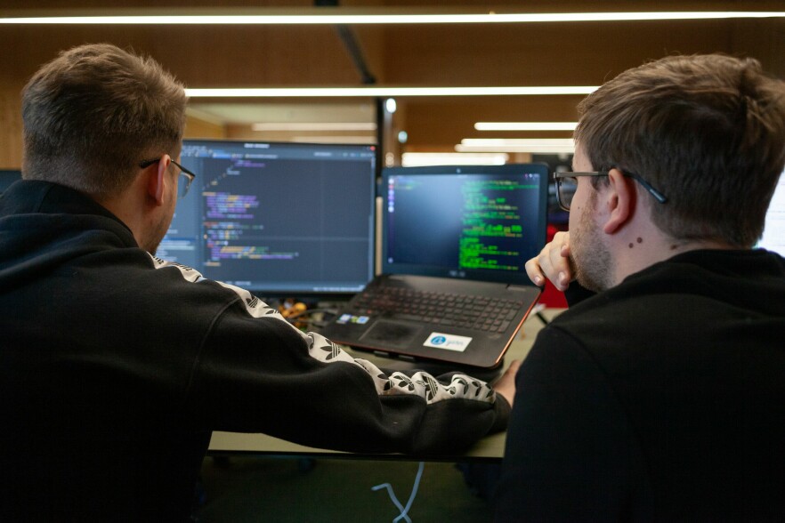 Selv om flest bruker JavaScript til daglig på jobben, er det mange som har planer om å prøve noe annet. 📸: Flipsnack / Unsplash