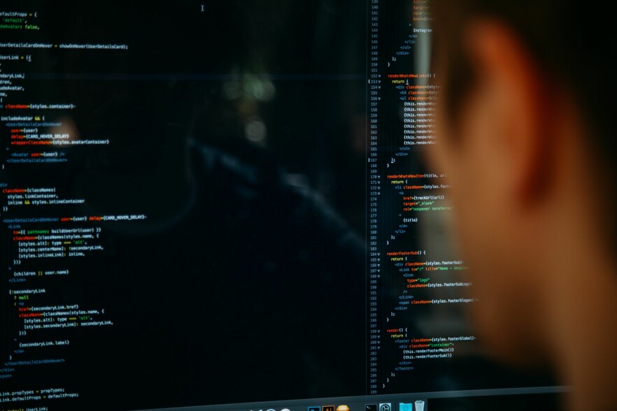 Et nytt EU-direktiv stiller strenge krav til programvareprodusenter for at programvaren skal bli sikrere. Men unntakene for åpen kildekode-programvare er ikke gode nok, mener flere. 📸: charlesdeluvio / Unsplash