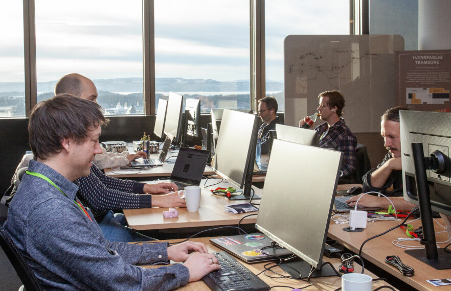 App-utviklingsteamet i arbeid. Mange er innleide konsulenter, men jobber i Posten såpass lenge at de blir en ganske sammensveiset gjeng. 📸: Kurt Lekanger