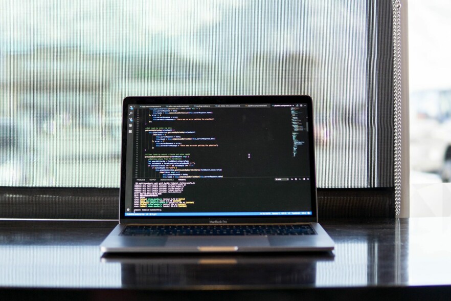 Dårlig integrasjon av Ransack-biblioteket i Ruby on Rails-applikasjoner (RoR) kan la ondsinnede hackere stjele informasjon fra backend-databaser. 📸: Maxwell Nelson/Unsplash