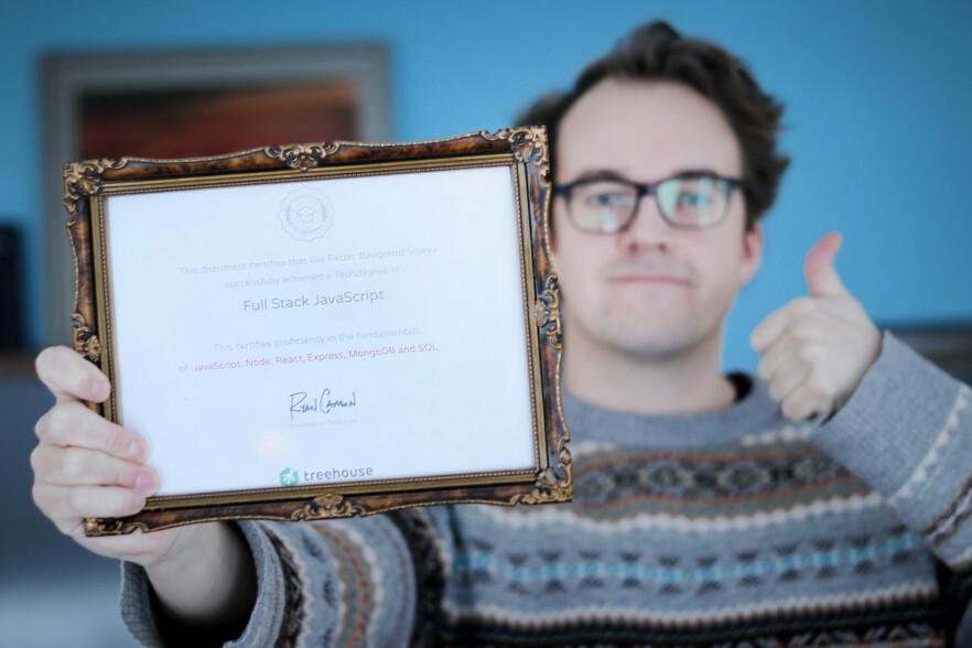 Det var blant annet gjennom dette fullstack-kurset i JavaScript at Ole Petter fant tilbake til programmeringsgleden. Nå er han lei av at språket får så mye hat blant veteraner. 📸: Jørgen Jacobsen